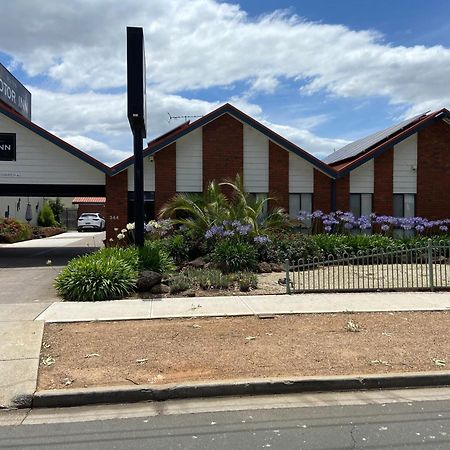 Melton Motor Inn And Apartments Bagian luar foto