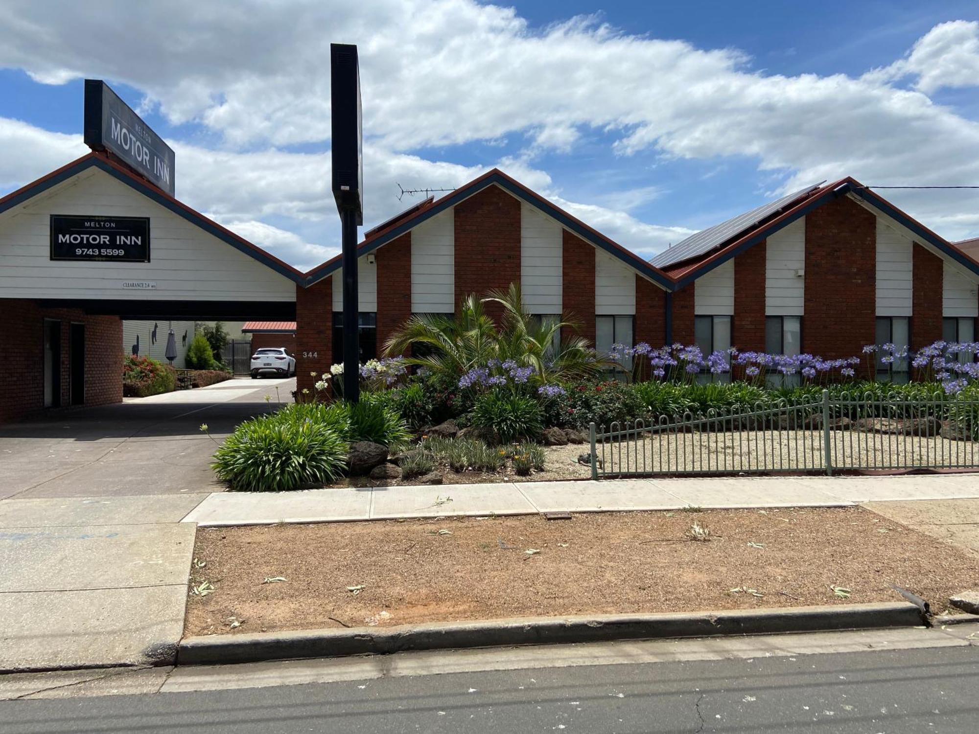 Melton Motor Inn And Apartments Bagian luar foto