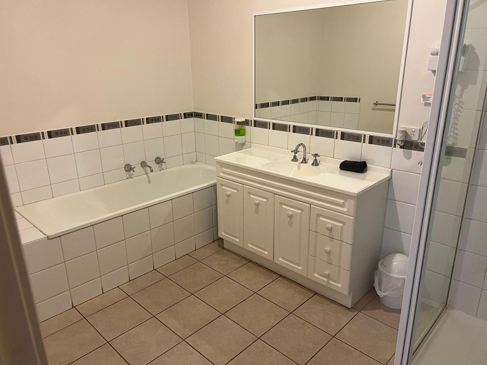 Melton Motor Inn And Apartments Bagian luar foto
