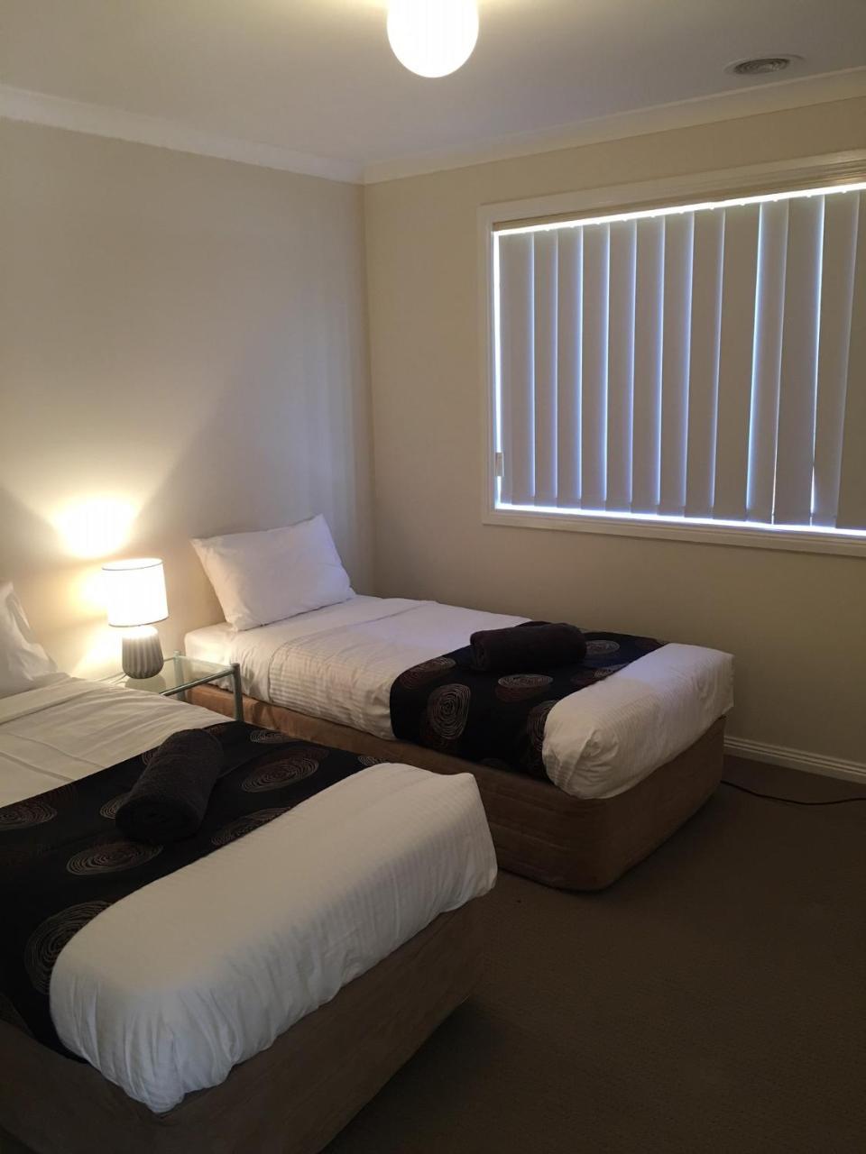 Melton Motor Inn And Apartments Bagian luar foto