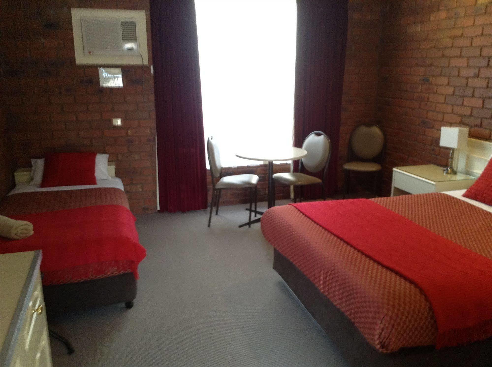 Melton Motor Inn And Apartments Bagian luar foto