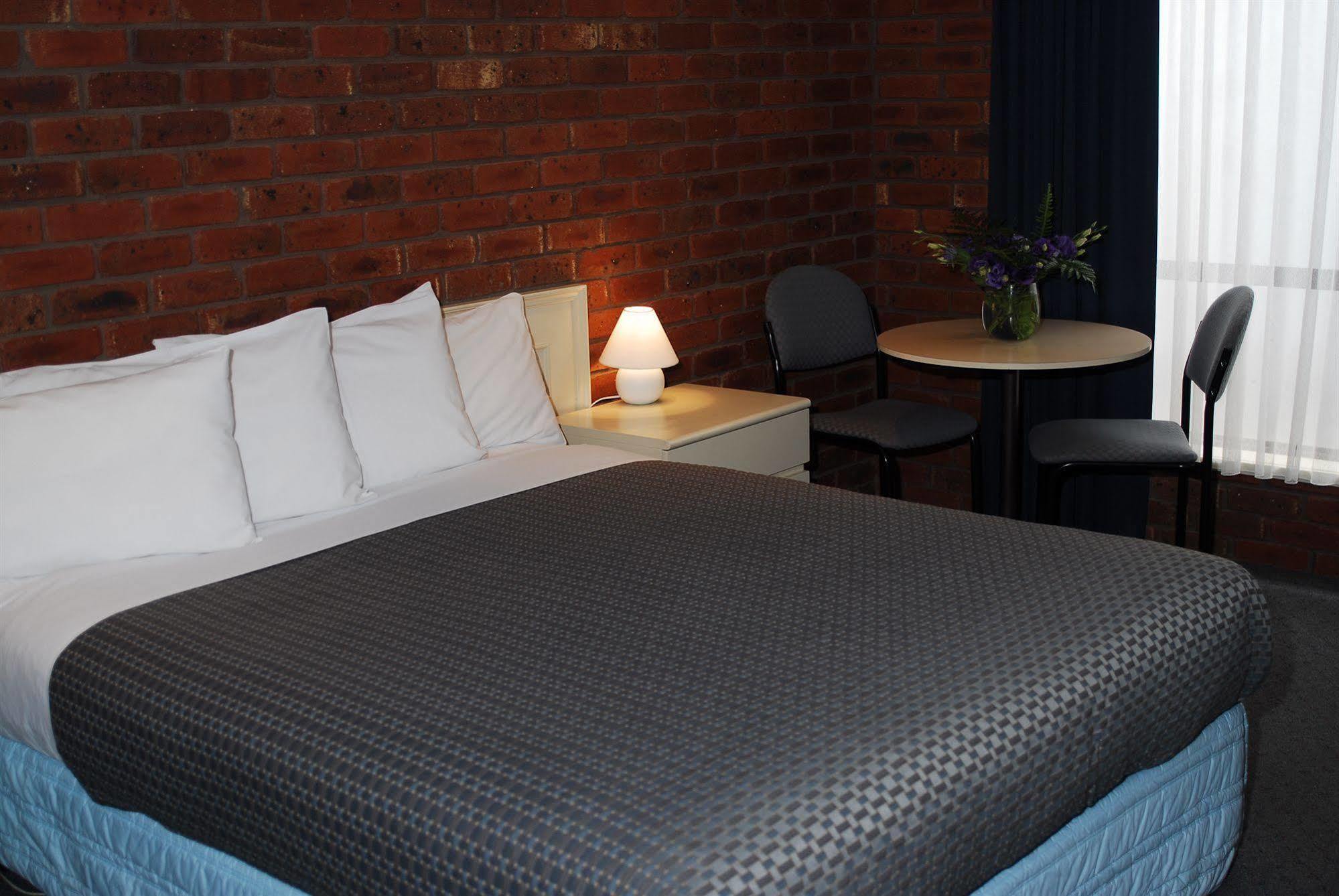 Melton Motor Inn And Apartments Bagian luar foto
