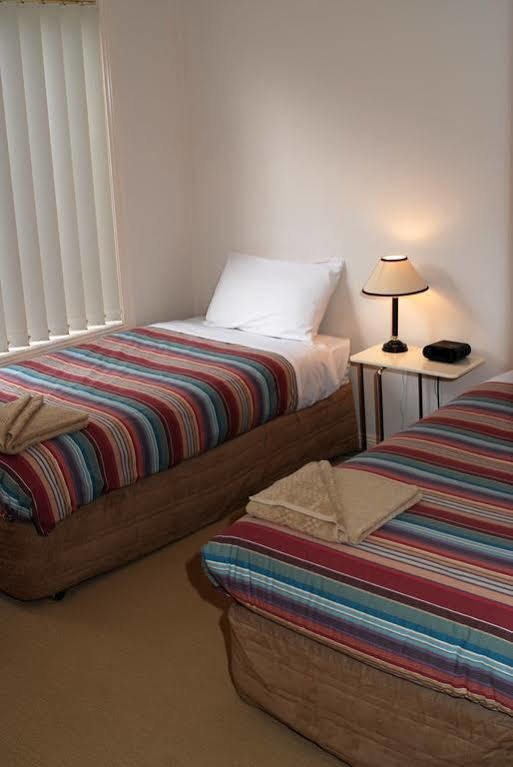 Melton Motor Inn And Apartments Bagian luar foto