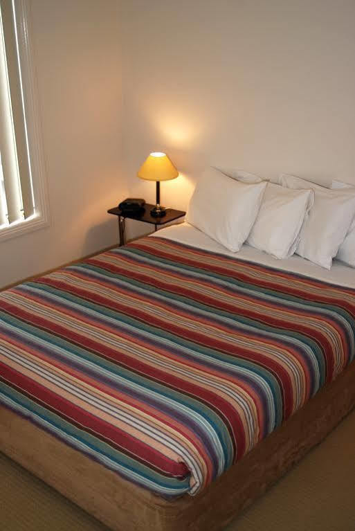 Melton Motor Inn And Apartments Bagian luar foto